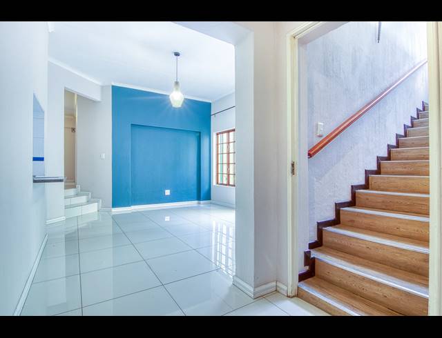 4 BEDROOM FREEHOLD TO LET IN LONEHILL